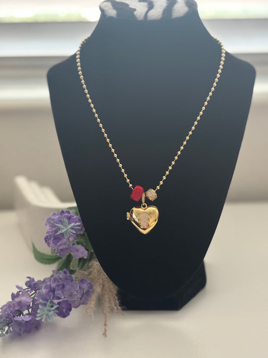 Collar Mhola Bisutería con dijes de corazón y cuentas rojas.